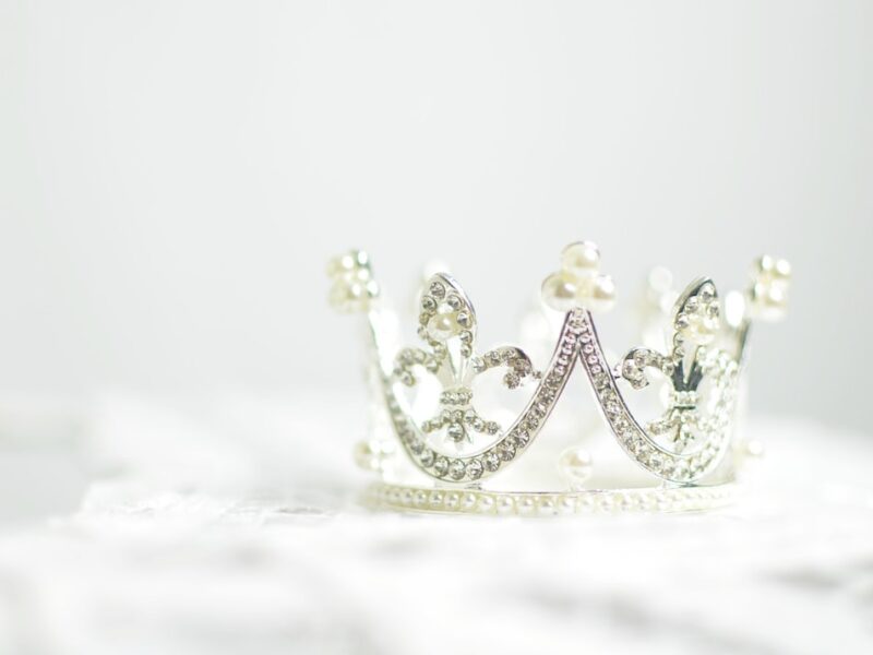 Quanto costa la corona della regina elisabetta